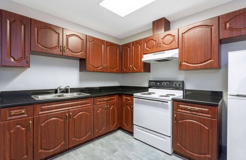 Pinecrest West Park Hotel | La Quinta Inn & Suites by Wyndham Tampa Central