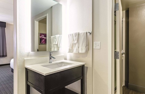 Warwick Hotel | La Quinta Inn & Suites by Wyndham Warwick Providence Airport