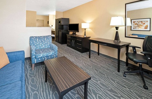 Logan Hotel | La Quinta Inn & Suites by Wyndham Logan