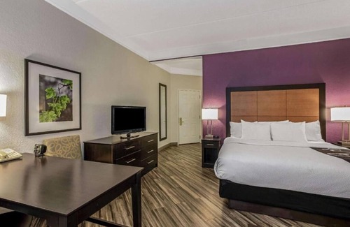 Airport North House | La Quinta Orlando | Executive King | Free Shuttle & Breakfast | Pool| Near MCO