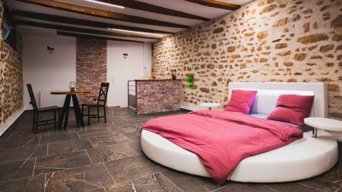 Besancon Apartment | La reine dorel chambre romantique