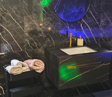 Jemeppe-sur-Meuse Apartment | La Suite Gold Jacuzzi