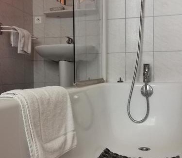 Bislee Hotel | La Table Des Bons Peres