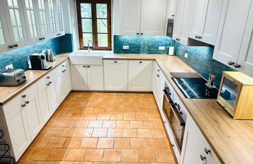 Massoules House | La Taillade: 7 bed country house in idyllic location with pool, hot tub and A/C