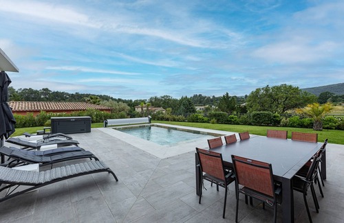 Montarnaud Villa | La Villa Danaud - Maison avec piscine et jacuzzi