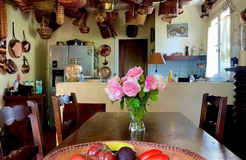 Breuillet House | La villa des fleurs à Breuillet - sleeps 8 - garden - swimming pool