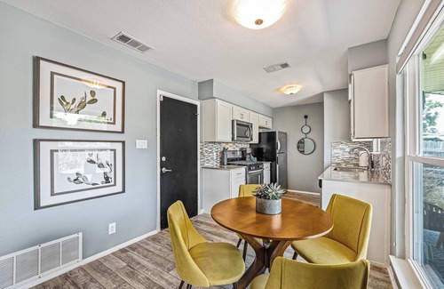 Austin House | Labor Day Flash Sale - Book Now 4 Great Savings