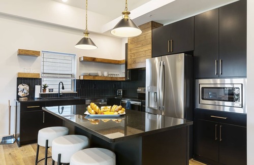 Hollister House | Labor Day Open, New Home at Rocky Shores, Free Daily Activities, Close to Thunder Ridge!