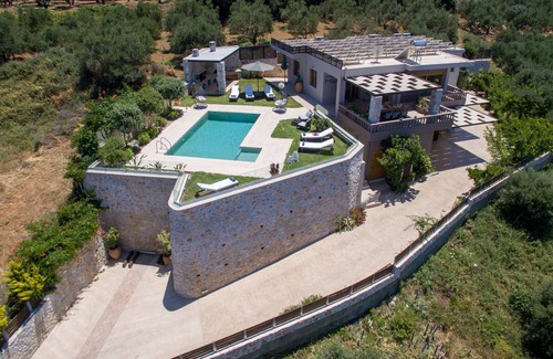 Kolymbari Villa | LADY DAFNI DELUXE VILLA WITH PRIVATED HEATED POOL