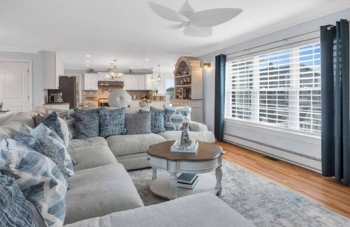 Osbornsville House | Lagoon Luxury: Your Blue Escape Awaits! n4 Bedrooms Waterfront Oasis! nBYOBoat