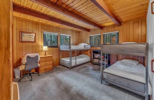 Chamberlands House | Laid-Back Tahoe Stay Walk to Lake & EV Charger