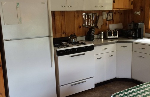 Warren Cabin | Lake Armington charming Lakefront 3-bedroom cabin. No Cleaning/Pet Fees