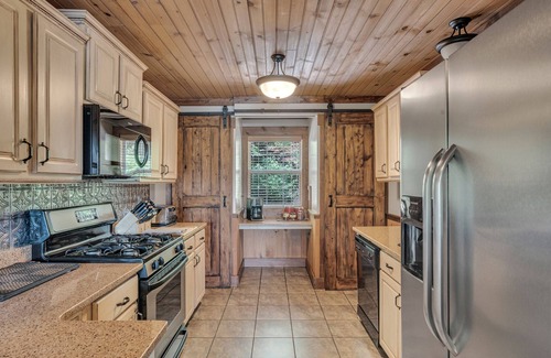 Hiawassee House | LAKE CHATUGE, Your own private resort, 9 Bdrm, Pickleball, Pool, Boat Rental