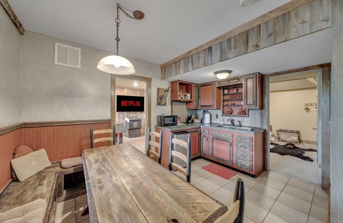 Hiawassee House | LAKE CHATUGE, Your own private resort, 9 Bdrm, Pickleball, Pool, Boat Rental