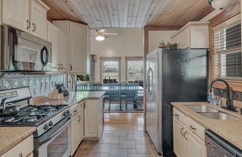 Hiawassee House | LAKE CHATUGE, Your own private resort, 9 Bdrm, Pickleball, Pool, Boat Rental