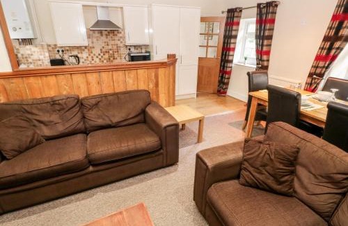 Llys Y Fran House | Lake Cottage