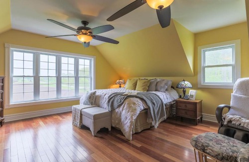 Hamilton Bed & Breakfast | Lake Erie Manor