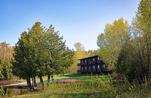 Copper Harbor Apartment | Lake Fanny Hooe Resort - 2 bed with Balcony by RedAwning