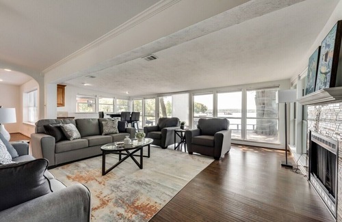 Enchanted Oaks House | Lake Front · 5 BR /Open Water /Boat Dock /Swimming Pool