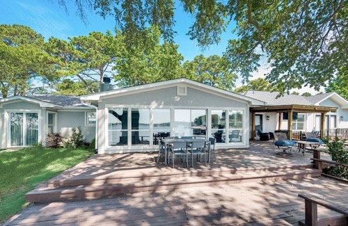 Enchanted Oaks House | Lake Front · 5 BR /Open Water /Boat Dock /Swimming Pool