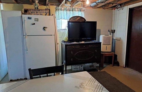 Senecaville Cabin | Lake Front Cabin on Seneca Lake. Come play in the lake.nSleeps 8, 5 beds