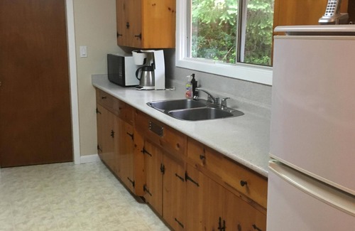 Port Alberni House | Lake Front cottage - Cozy winter fall and winter get away - Monthly discount