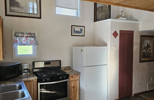 Wendel Cottage | LAKE FRONT @ EDENTON RUSTIC RETREAT! Enjoy this quiet lake stay. Fish & Swim.