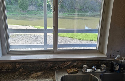 Wendel Cottage | LAKE FRONT @ EDENTON RUSTIC RETREAT! Enjoy this quiet lake stay. Fish & Swim.