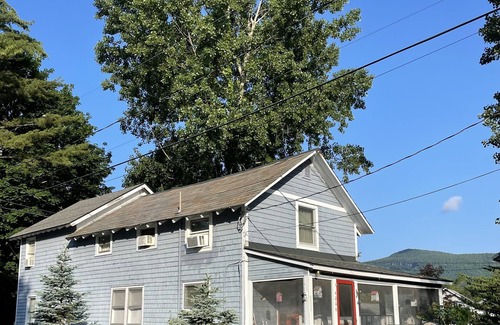 Huletts Landing Cottage | Lake George, Huletts Landing, Large family -friendly 5 BD Cozy Country Cottage