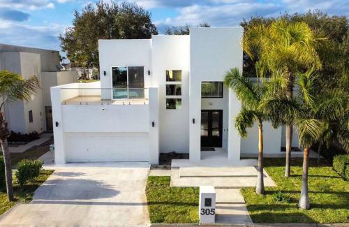 Mission House | Lake Home: Relax and Unwind in Mission Hidden Gem