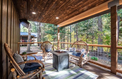 Leavenworth House | "Lake House" tiny cabin near Lake Wenatchee with HOT TUB