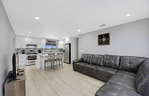 Davie House | Lake House Unit 1 By Pmi