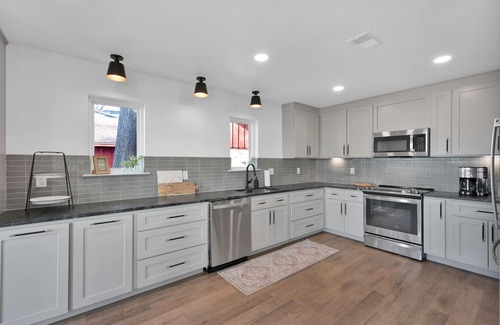 Indian Shores House | Lake Houston sunset and skyline views. Two primary suites downstairs.