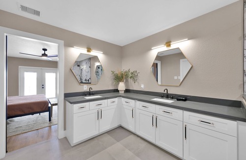 Indian Shores House | Lake Houston sunset and skyline views. Two primary suites downstairs.