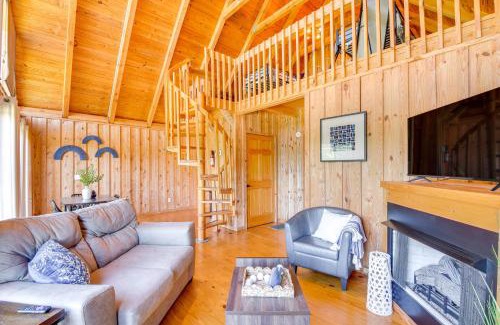 Six Mile House | Lake Keowee Access Idyllic Six Mile Cabin!