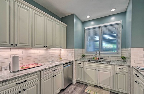 Salem Condo | Lake Keowee Condo w/Balcony & Community Perks