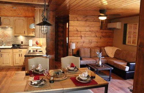 Mirror Lake Apartment | Lake Life Love: Cute 2BR Hideaway on Tranquil Mirror Lake!"