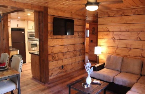 Mirror Lake Apartment | Lake Life Love: Cute 2BR Hideaway on Tranquil Mirror Lake!"