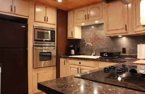 Mirror Lake Apartment | Lake Life Love: Cute 2BR Hideaway on Tranquil Mirror Lake!"