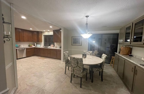 Summerton House | Lake Marion FRONT Home. Goat Island/Summerton. Private dock & ramp. Sleeps 12!
