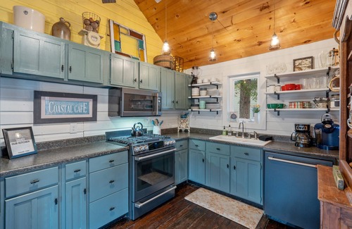 Sandy Creek House | Lake Ontario: 3 bedrooms, 1.5 baths, water view, fishing, fire pit, pet-friendly