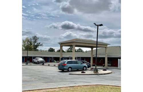 Sneads Hotel | Lake Seminole Inn By Belvilla Marianna Hwy 90