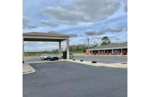 Sneads Hotel | Lake Seminole Inn By Belvilla Marianna Hwy 90
