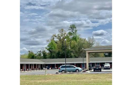 Sneads Hotel | Lake Seminole Inn By Belvilla Marianna Hwy 90