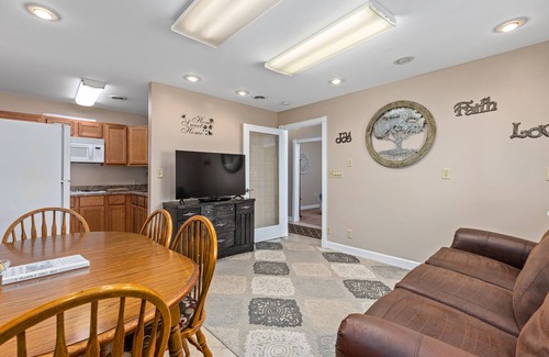 Shelbyville Cottage | Lake Shelbyville Country Cottage w/Hot Tub - 5 minutes from Lake