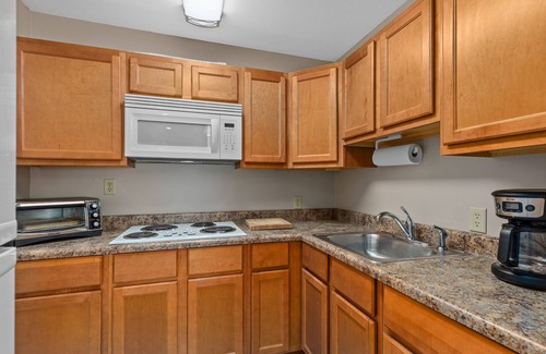 Shelbyville Cottage | Lake Shelbyville Country Cottage w/Hot Tub - 5 minutes from Lake