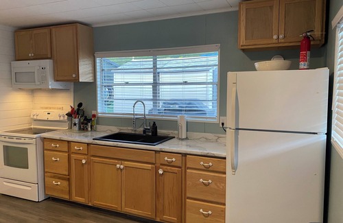 New Tazewell House | Lake Therapy at Norris Lake. Wake up floating on the water, pontoon included.