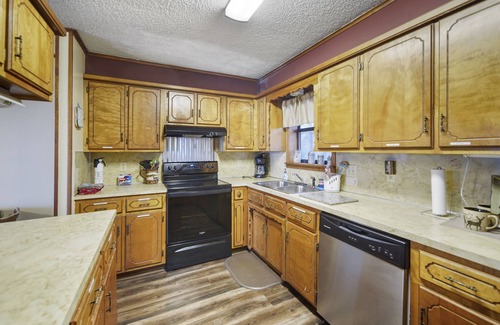 Dennis House | Lake View and Access! - 2 Bdrm, sleeps 6, beautiful lake views!