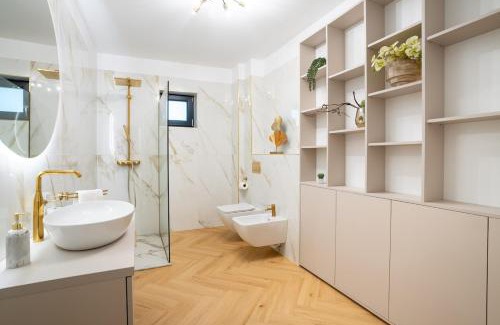 Ramnicu Valcea Apartment | Lake view apartment - free parking