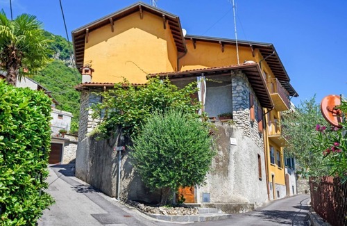 Vassena Apartment | Lake view apt with garden! WIFI and relaxation!